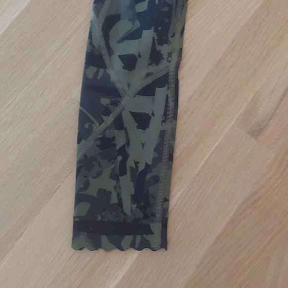 Lululemon Tight Stuff Tight Size 4 Pop Cut Fatigue Green Black Camo - Picture 5 of 11